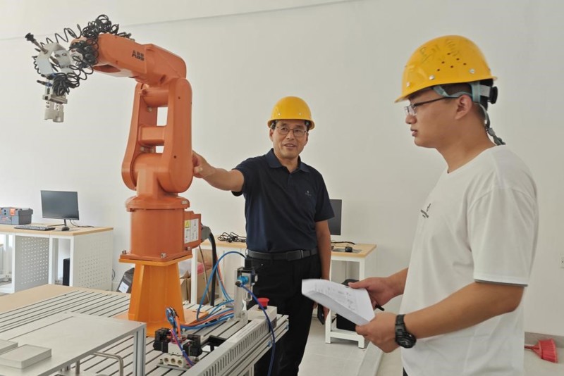 实训室焕新迎学子——智能制造与信息学院全力保障新学期实训室教学条件
