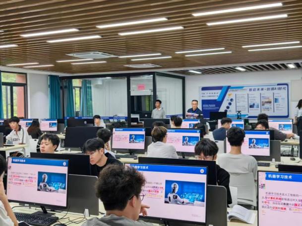 严管厚爱润桃李，前行逐梦启新程——智能制造与信息学院开展新学期巡课及宿舍关怀系列行动