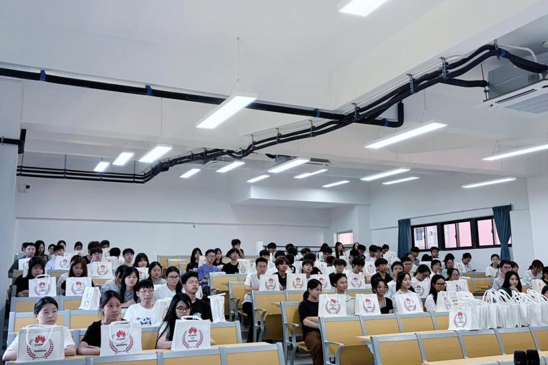 暖心迎新，逐梦启航｜华为ICT学院2026级新生专属礼包暖心发放